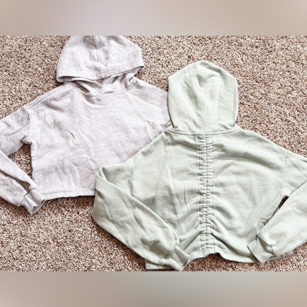 5/20$ Colorful Planet Girls Bundle of 2 Cropped Hoodies Size 7/8